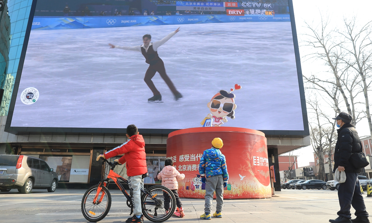Beijing residents watch a live broadcast of the Beijing 2022 Winter Olympic competitions on an 8K monitor, the biggest in the capital, outside the Dang Dai Mall in Haidian district on February 10, 2022. Photo: VCG