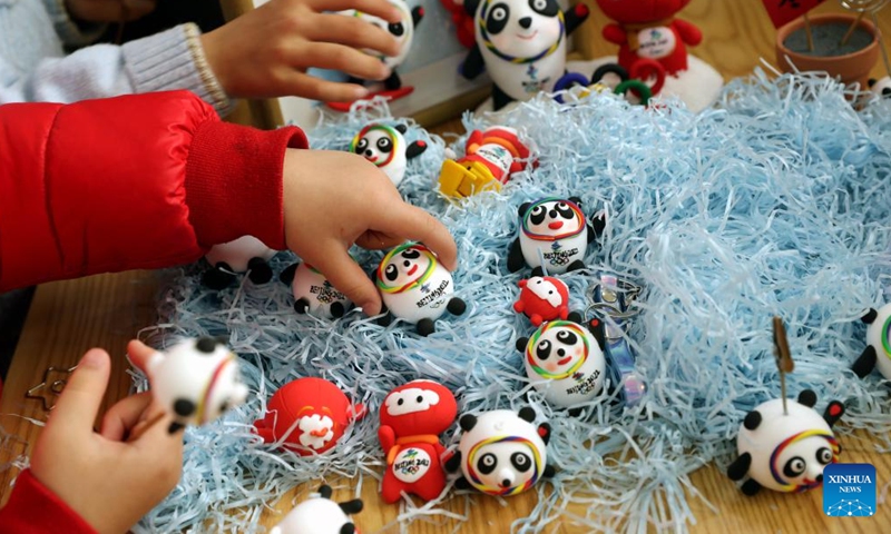 Children make Bing Dwen Dwen, the mascot for the Beijing 2022 Olympic Winter Games, and Shuey Rhon Rhon, the mascot of Beijing 2022 Paralympic Winter Games, with colored clay at Xidu sub-district of Fengxian District in east China's Shanghai, Feb. 10, 2022. (Xinhua)