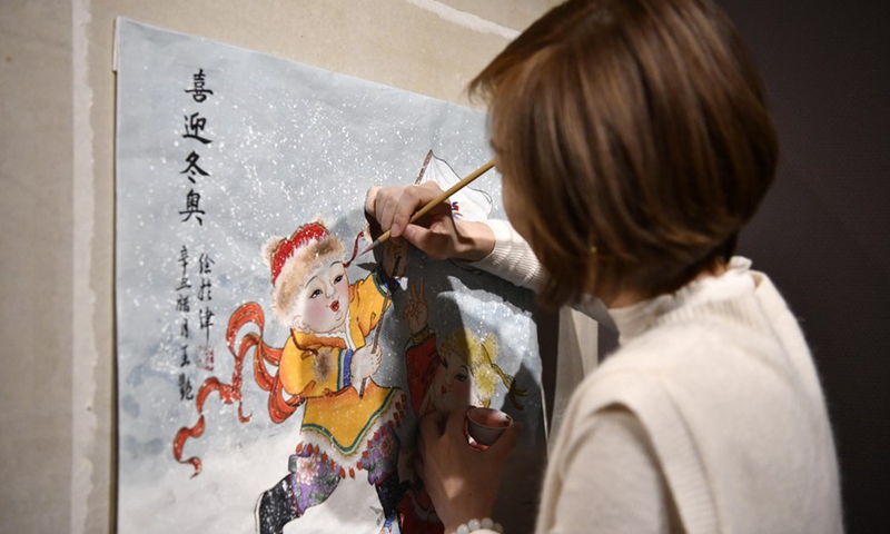 A member of a Yangliuqing woodblock painting team works on a piece of work involving elements of Olympic Winter Games in Tianjin, north China, Feb. 10, 2022.(Photo: Xinhua)