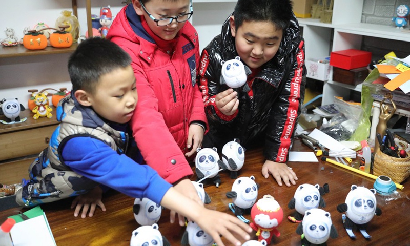 Children look at mascots of Beijing 2022 Olympic Winter Games Bing Dwen Dwen and Beijing 2022 Paralympic Winter Games Shuey Rhon Rhon made of paper in Shenyang, capital of northeast China's Liaoning Province, Feb. 10, 2022.(Photo: Xinhua)