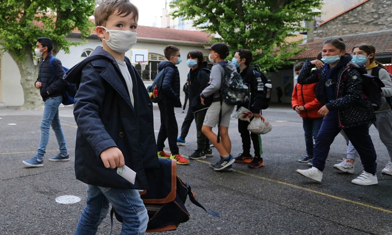 Pupils arrive at a school in Antibes, southern France, on April 26, 2021.(Photo: Xinhua)