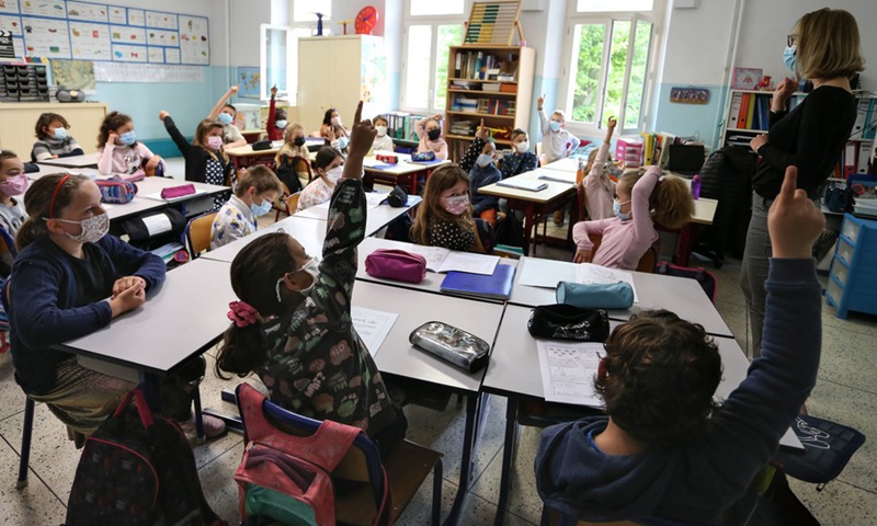 Pupils attend a class at a school in Antibes, southern France, on April 26, 2021.(Photo: Xinhua)