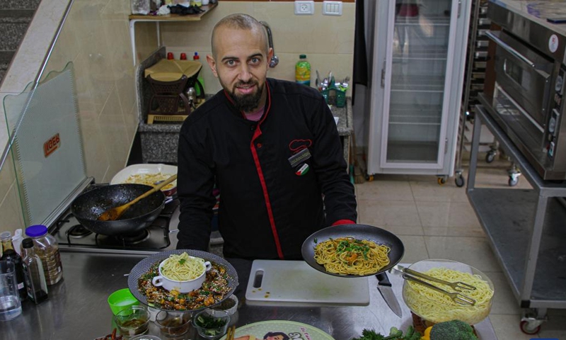 Ibrahim Badwan, a chef, prepares Chinese dishes at Mzaaq center for culinary arts education, in Gaza City, Feb. 6, 2022.Photo:Xinhua