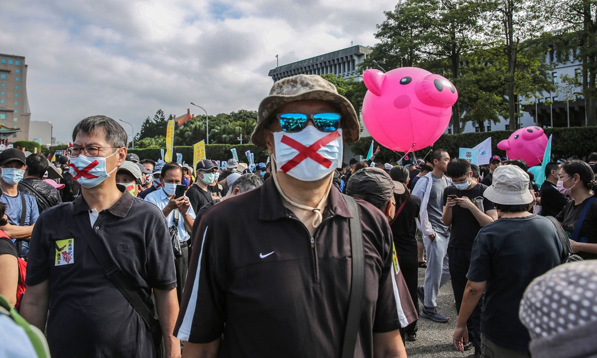 People protest against the lifting of restrictions on US pork containing ractopamine in Taipei on November 22, 2020. Photo: AFP