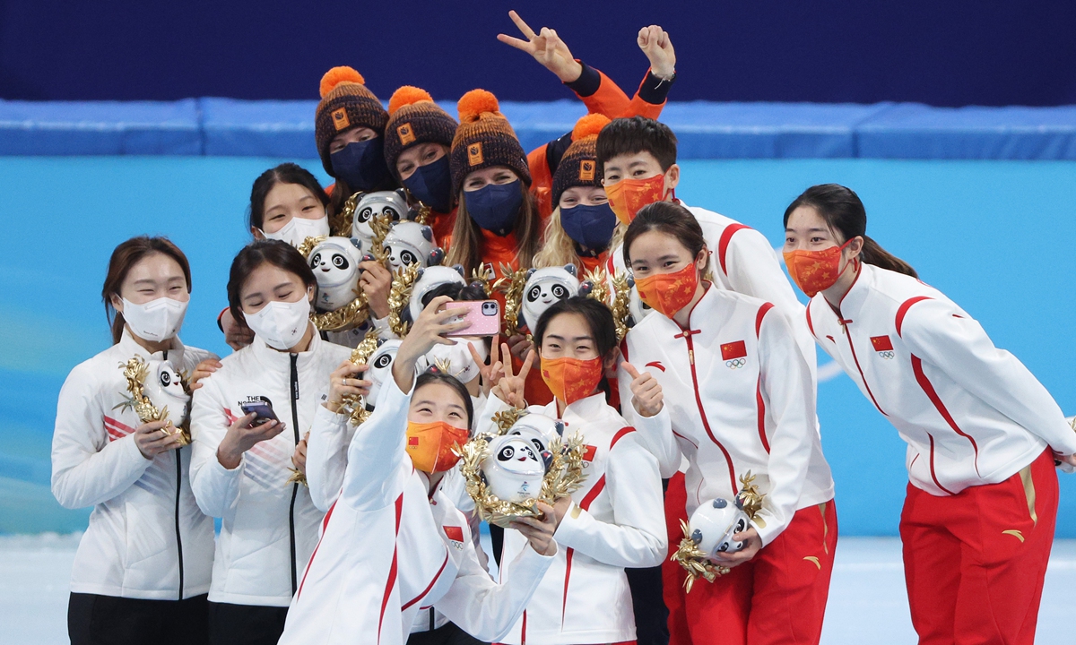 Medalists of the women's 3,000 meters relay take a group selfie on February 13, 2022. Photo: VCG
