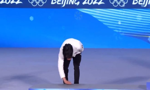 South Korean speed skater Cha Min-kyu made a controversial gesture by wiping the podium before stepping on it at the award ceremony of the Beijing Winter Olympics. Photo from web