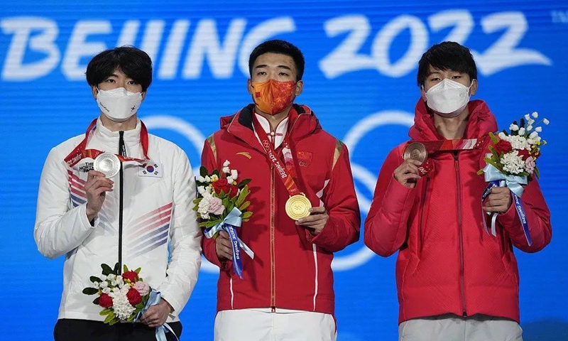 Chinese skater Gao Tingyu (center) wins gold in speed skating men's 500 meters final, followed by South Korean Cha Min-kyu (left) and Japanese Morishige Wataru (right). Photo: People's Daily
