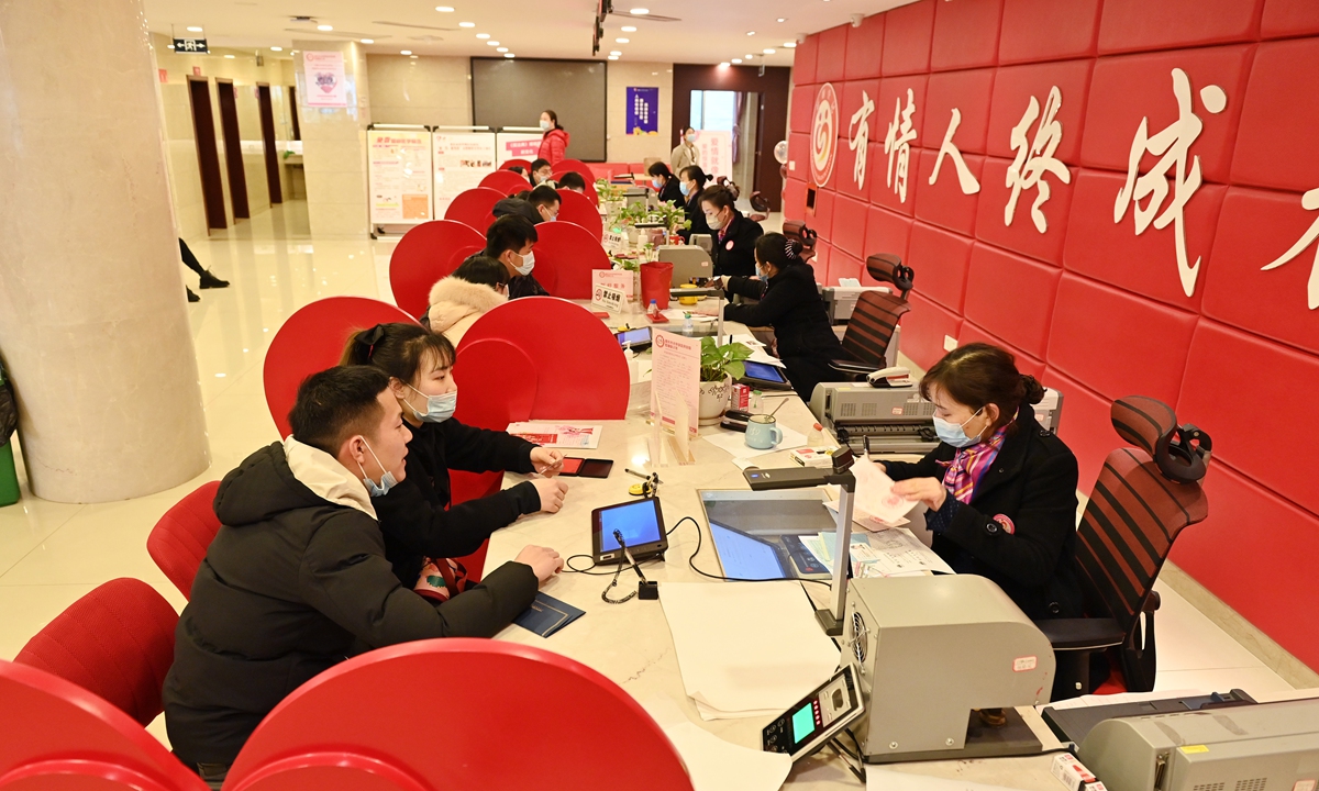 Couples register for marriage at the Civil Affairs Bureau in Shapingba district, Southwest China's Chongqing on February 14, 2022. Photo: VCG