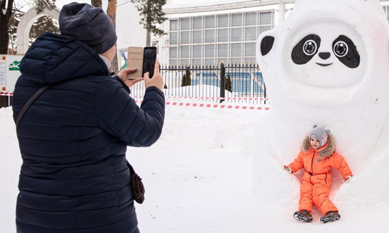 People take pictures with a snow sculpture of the mascot of Beijing 2022 Winter Olympic Games Bing Dwen Dwen in Park Zhukovskiy, Moscow region, Russia on Feb. 12, 2022.Photo:Xinhua