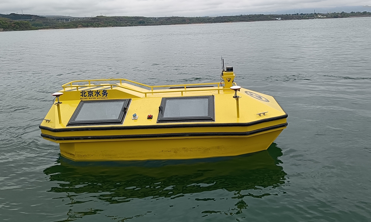 An unmanned vessel monitors water quality at Guanting Reservoir in Beijing. Photo: Courtesy of the Institute of Solid State Physics at Hefei Institutes of Physical Science
