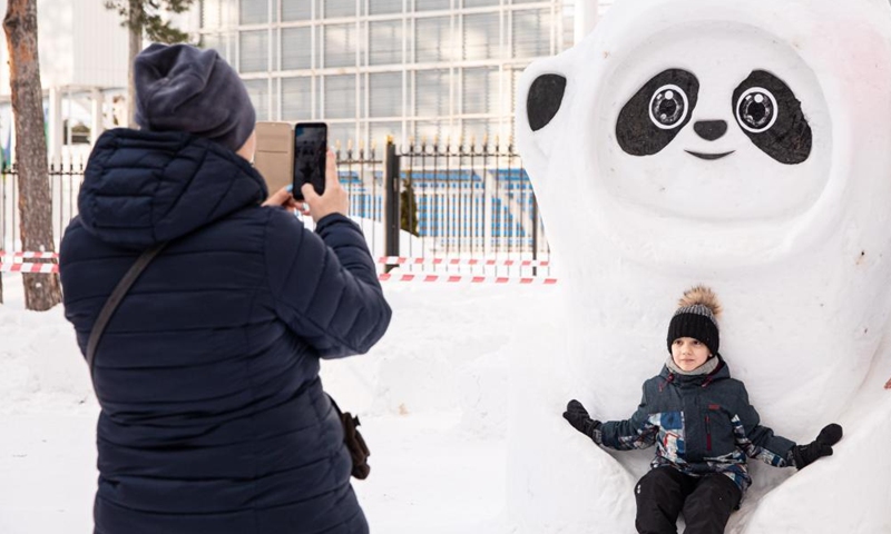 People take pictures with a snow sculpture of the mascot of Beijing 2022 Winter Olympic Games Bing Dwen Dwen in Park Zhukovskiy, Moscow region, Russia on Feb. 12, 2022.Photo:Xinhua