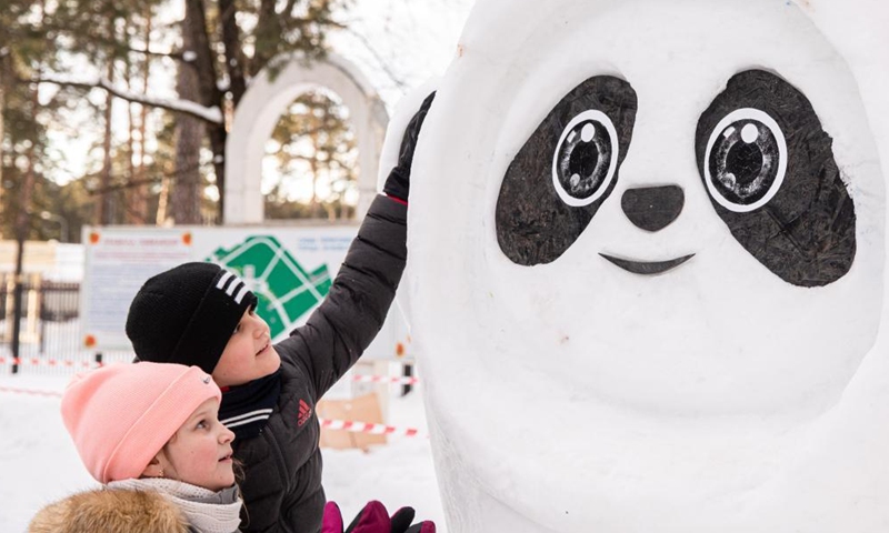 Children touch a snow sculpture of the mascot of Beijing 2022 Winter Olympic Games Bing Dwen Dwen in Park Zhukovskiy, Moscow region, Russia on Feb. 12, 2022.Photo:Xinhua