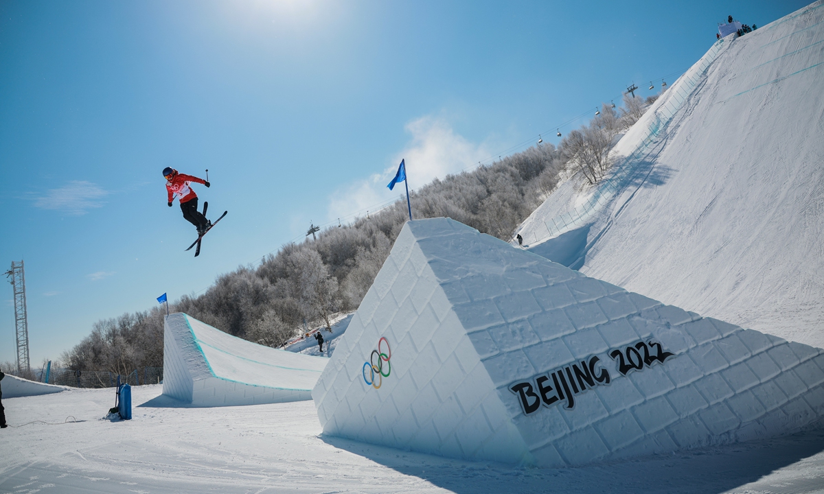 An athlete competes during the women's slopestyle qualification at the 2022 Winter Olympics on February 14, 2022. Photo: VCG 