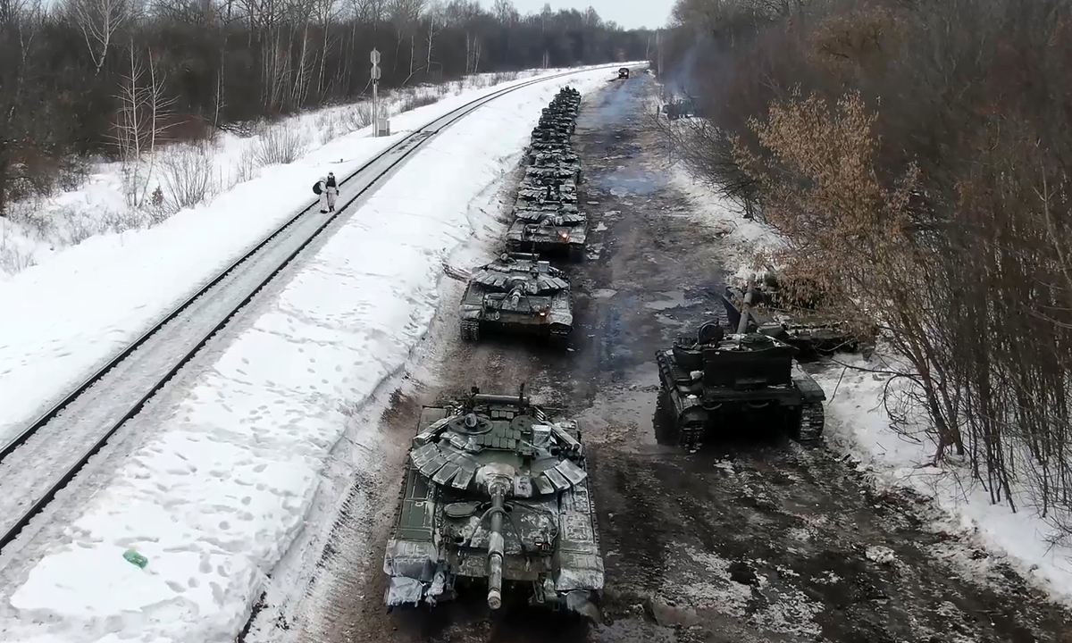 Russian Army Western Military District tank units wait to be loaded on a troop train on February 18, 2022, as they return from recent routine drills to permanent deployment sites in Novgorod. Russia announced a withdrawal of drill troops on February 15 amid the Ukraine crisis. Photo: VCG