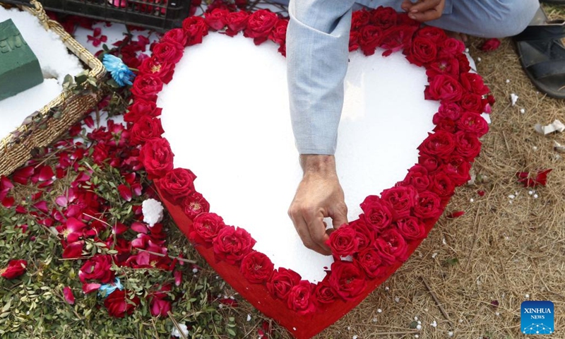A vendor prepares a heart-shaped flower bouquet at a flower shop on Valentine's Day in Islamabad, capital of Pakistan, Feb. 14, 2022.(Photo: Xinhua)