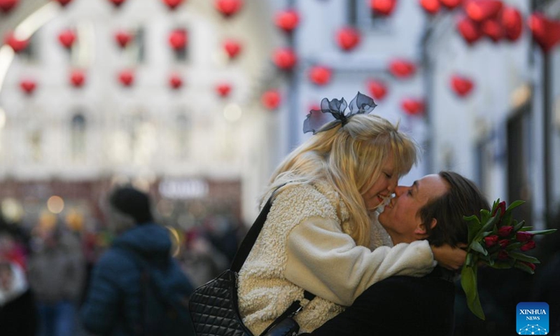 A couple kiss on Valentine's Day in Moscow, Russia, on Feb. 14, 2022.(Photo: Xinhua)