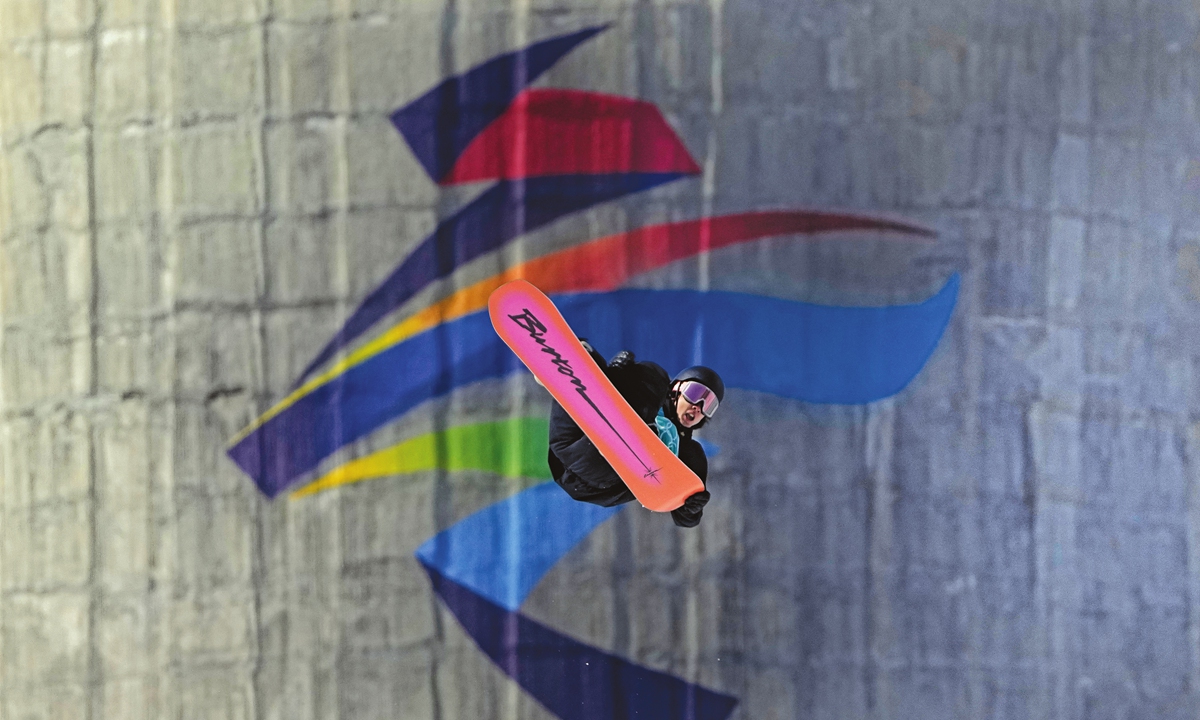 Su Yiming of China competes during the men's snowboard big air finals of the 2022 Winter Olympics on February 15, 2022, in Beijing.Photo: vcg