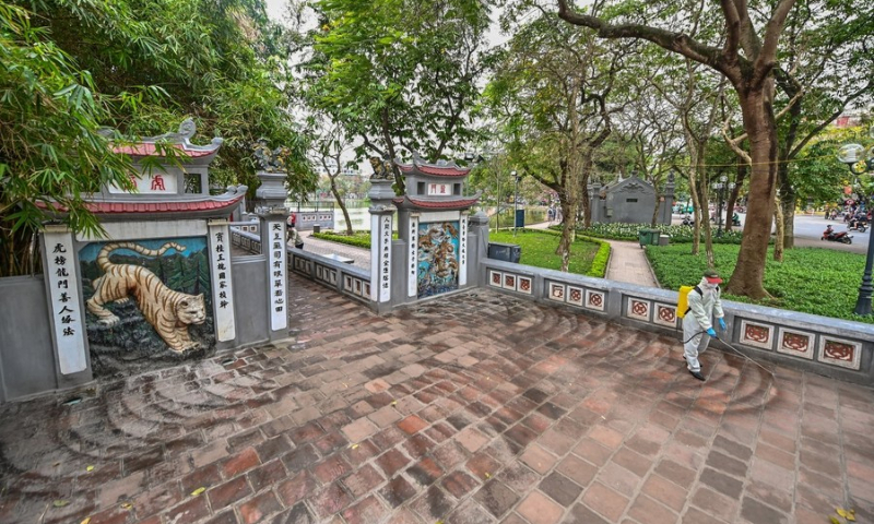 A staff disinfects the Ngoc Son Temple, a major tourist attraction in Hanoi, Vietnam, March 10, 2020. (Photo: Xinhua)