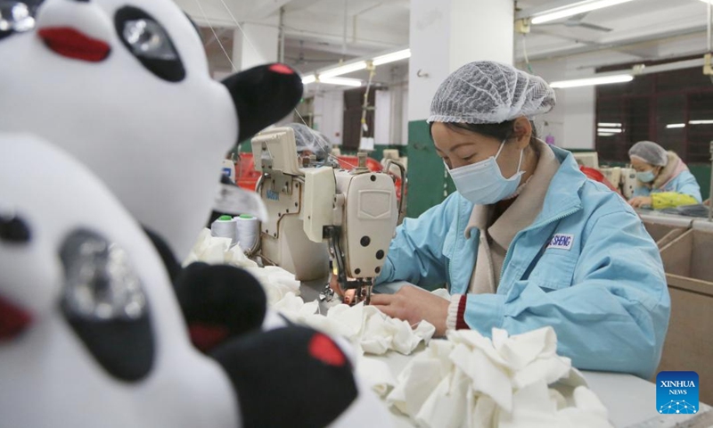 A worker produces Bing Dwen Dwen merchandise at a toy factory in Jinjiang City, southeast China's Fujian Province, Feb. 9, 2022. Bing Dwen Dwen, the mascot for the Beijing 2022 Olympic Winter Games, has recently become a smash hit. (Photos:Xinhua)