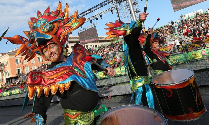 Actors perform during the Battle of the Flowers parade of the 2022 Nice Carnival in Nice, France, Feb. 13, 2022.Photo:Xinhua