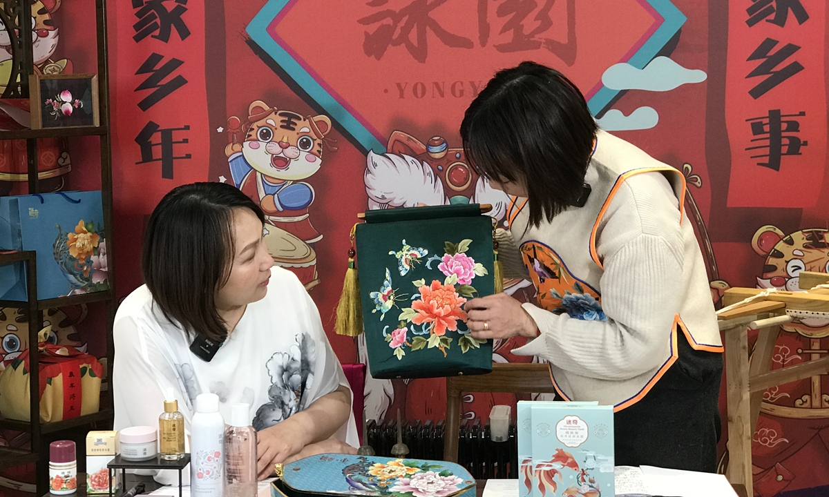 The livestream of Jingxiu embroidery Photo: Courtesy of Yongyuan