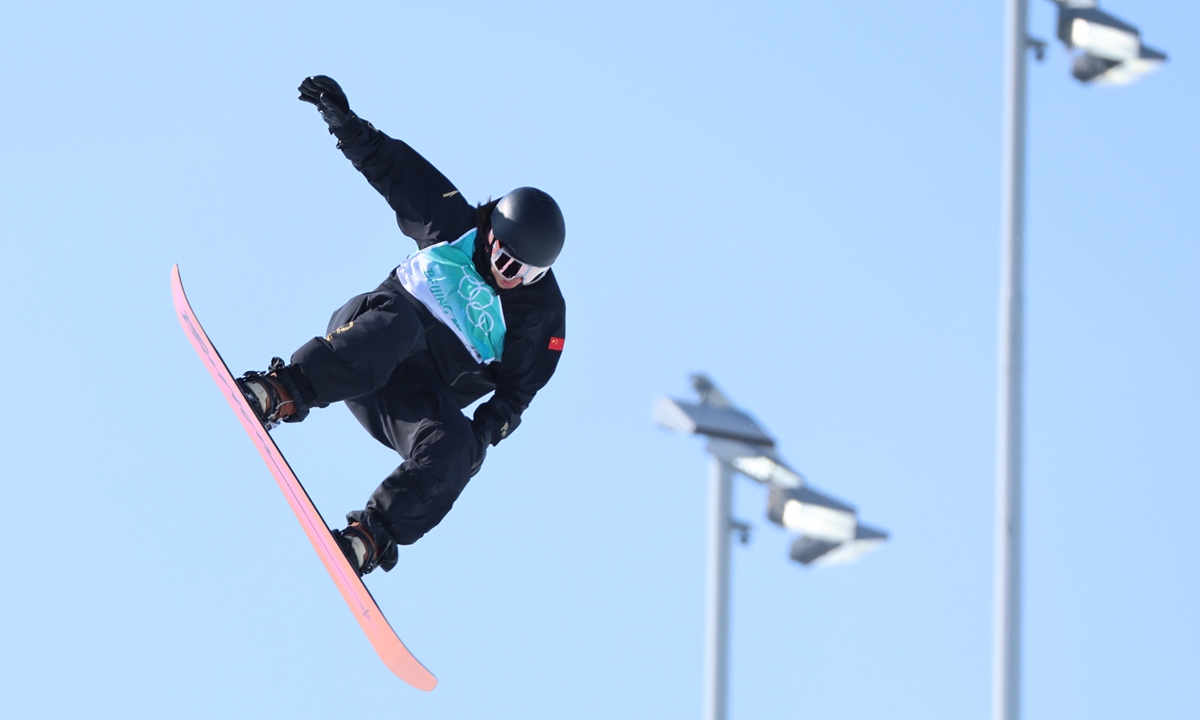 Su Yiming comptes in the men's big air freestyle snowboarding final on February 15. Photo: Li Hao/Global Times
