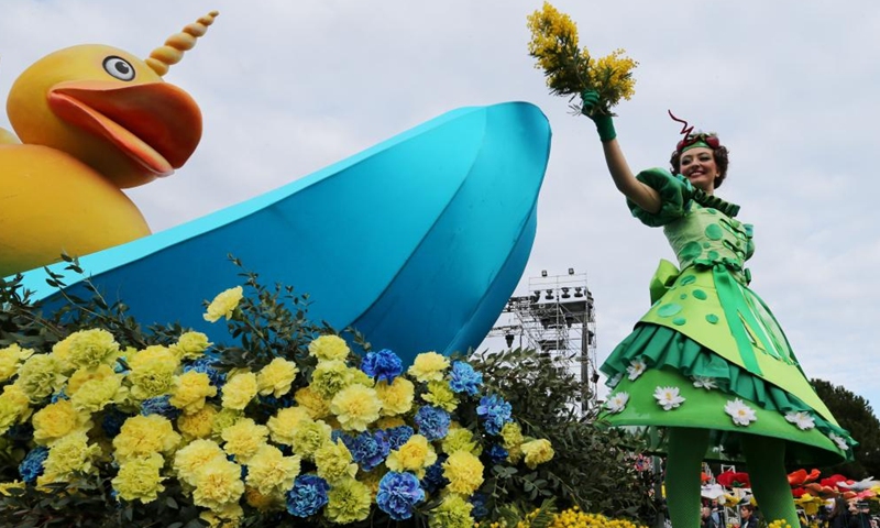 An actress performs during the Battle of the Flowers parade of the 2022 Nice Carnival in Nice, France, Feb. 13, 2022.Photo:Xinhua