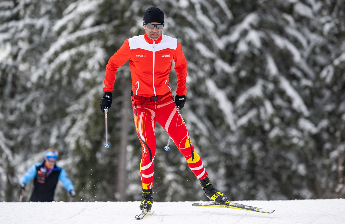 Chinese biathlon team coach Ole Einar Bjoerndalen skis in a training session on January 11, 2022 in Ruhpolding, Germany. Photo: VCG