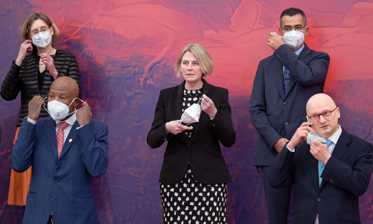 Britain's director general of international finance, Lyndsey Whyte (center), International Monetary Fund deputy director Kristina Kostial (left), South Africa's Central Bank governor Elias Kganyago (2nd from left), Islamic Development Bank regional head Salah Jelassi (2nd from right) and president of the Financial Action Task Force, Marcus Pleyer remove their face masks for the family photo at the G20 finance ministers and central bank governors meeting in Jakarta on February 17, 2022. Photo: VCG