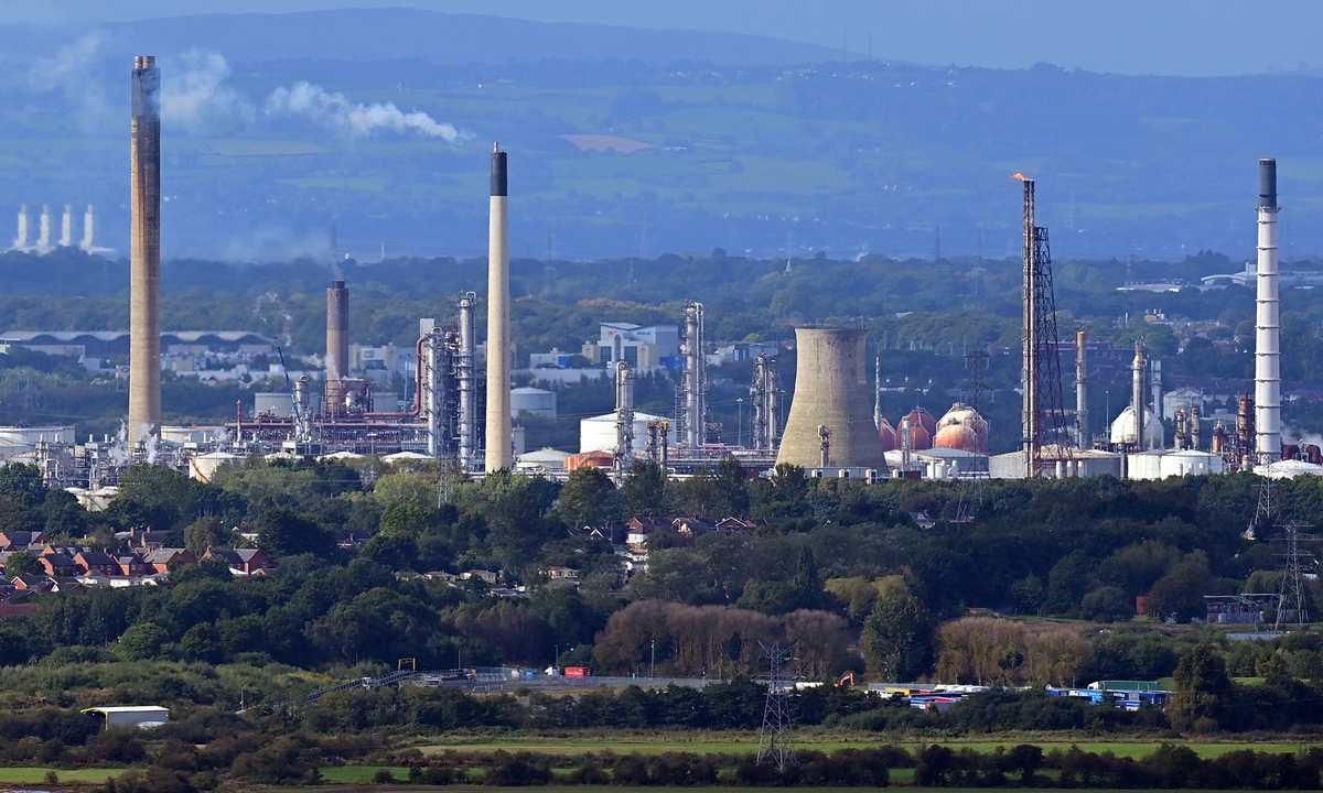 A general view of Essar Oil UK's Stanlow oil refinery near Ellesmere Port, northwest England on September 29, 2021 Photo: AFP