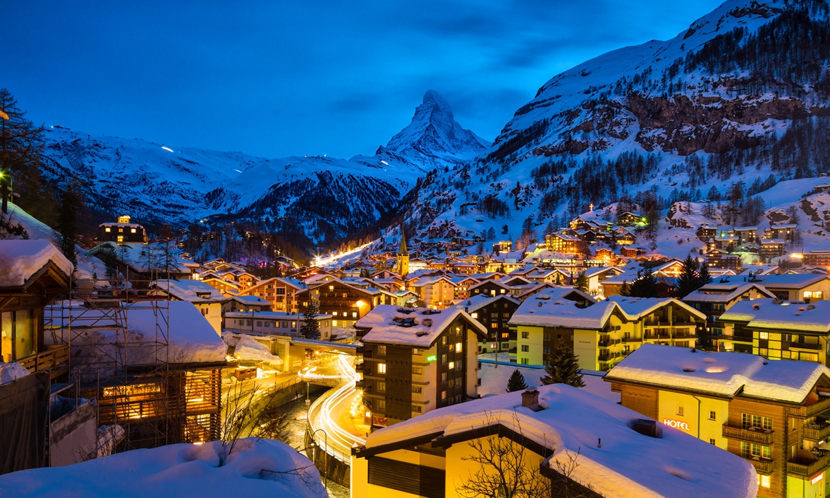 Zermatt town and Matterhorn in Switzerland Photo: VCG