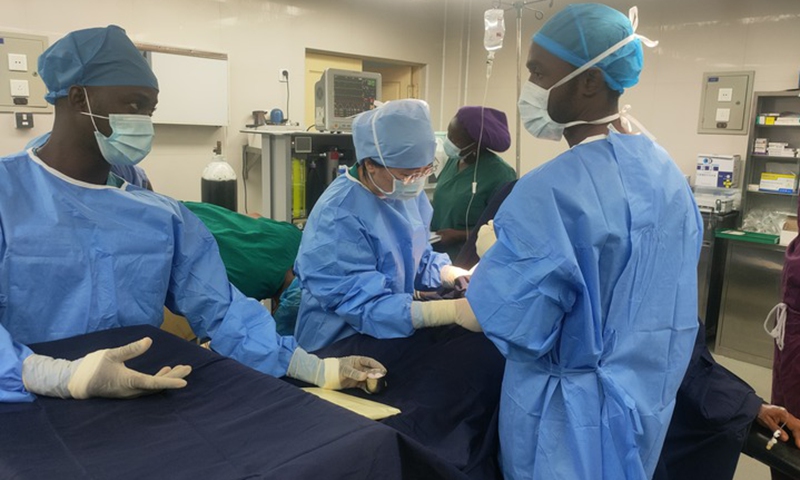 A Chinese doctor and her Ghanaian counterparts perform a cesarean section operation at China-Sierra Leone Friendship Hospital in Freetown, capital of Sierra Leone, Feb. 13, 2022.(Photo: Xinhua)