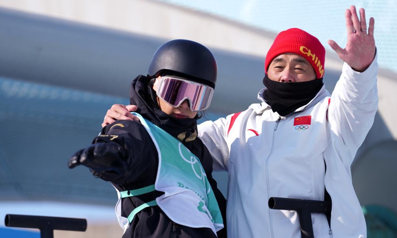Su Yiming (L) of China and his coach react during men's snowboard big air final of Beijing 2022 Winter Olympics at Big Air Shougang in Beijing, capital of China, Feb 15, 2022.Photo:Xinhua