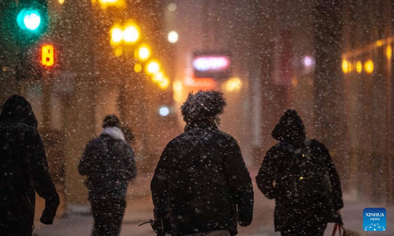 Citizens cross the street in downtown Chicago, the United States on Feb 17, 2022.Photo:Xinhua