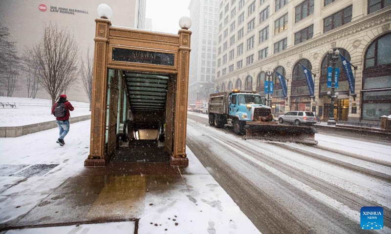 Citizens cross the street in downtown Chicago, the United States on Feb 17, 2022.Photo:Xinhua