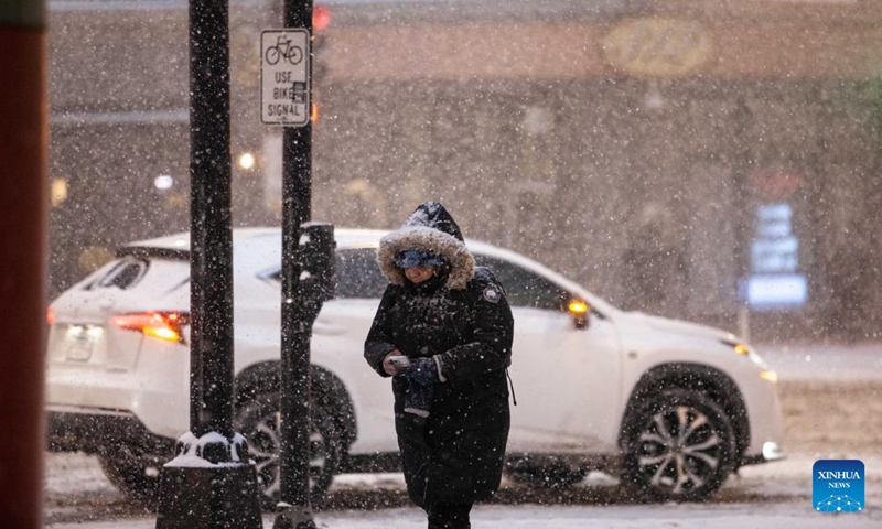 Citizens cross the street in downtown Chicago, the United States on Feb 17, 2022.Photo:Xinhua