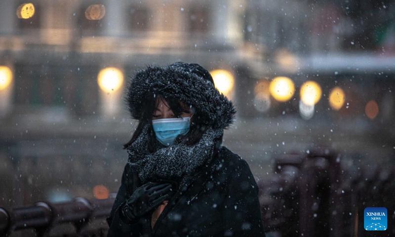 Citizens cross the street in downtown Chicago, the United States on Feb 17, 2022.Photo:Xinhua
