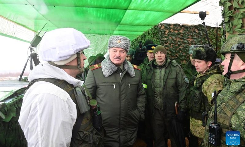Belarusian President Alexander Lukashenko (3rd, R) visits the Osipovichi training ground, where the military exercises Allied Resolve 2022 are taking place, in Belarus, Feb 17, 2022.Photo:Xinhua