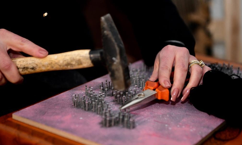 Rahaf Sharani, an art teacher and a designer, shows her pin and thread art works in Sweida city, Syria, on Jan. 23, 2022.Photo：Xinhua