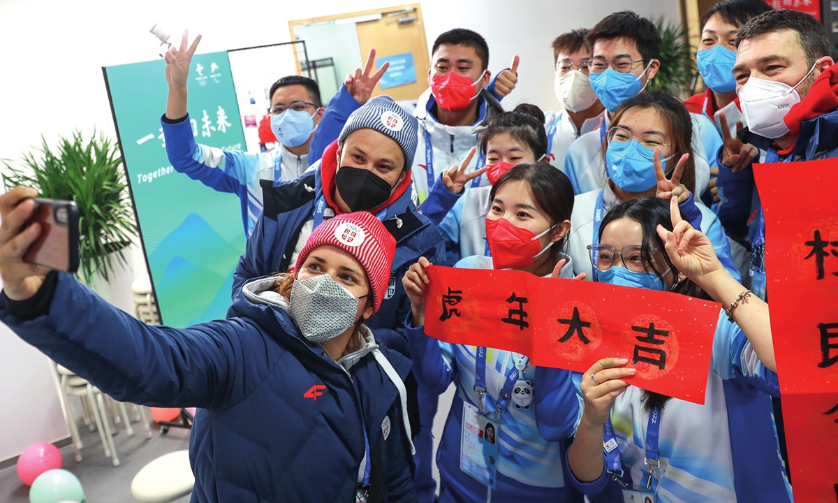 Delegation members of Serbia and volunteers pose for selfies at the Olympic Village of the Beijing 2022 Winter Olympics in the Yanqing District of Beijing, capital of China on January 31, 2022. Photo: Xinhua