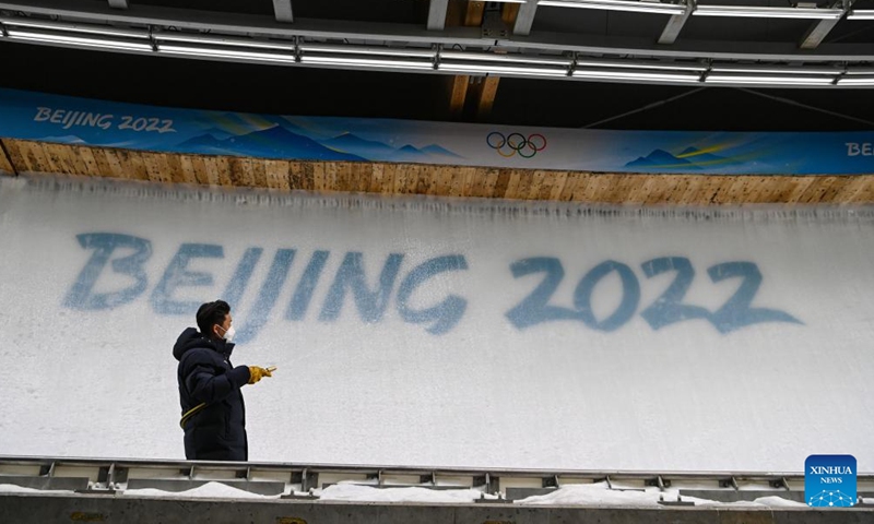 An ice maker maintains the track during the break of a game at the National Sliding Centre in Yanqing District, Beijing, capital of China, Feb. 9, 2022.Photo：Xinhua