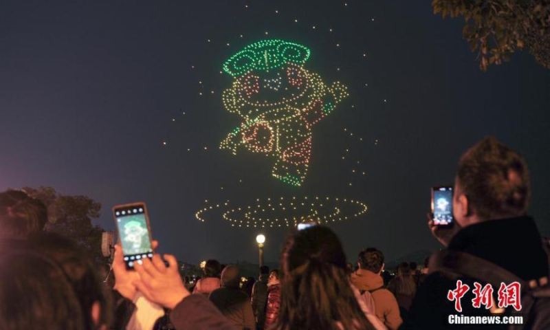 Over 1,000 illuminated drones display the pattern of the mascot of Hangzhou Asia Games in the night sky above the West Lake to welcome the 200-day countdown to the 19th Asia Games in Hangzhou, capital city of east China's Zhejiang Province, Feb. 21,2022. (Photo: China News Service/Wang Gang)