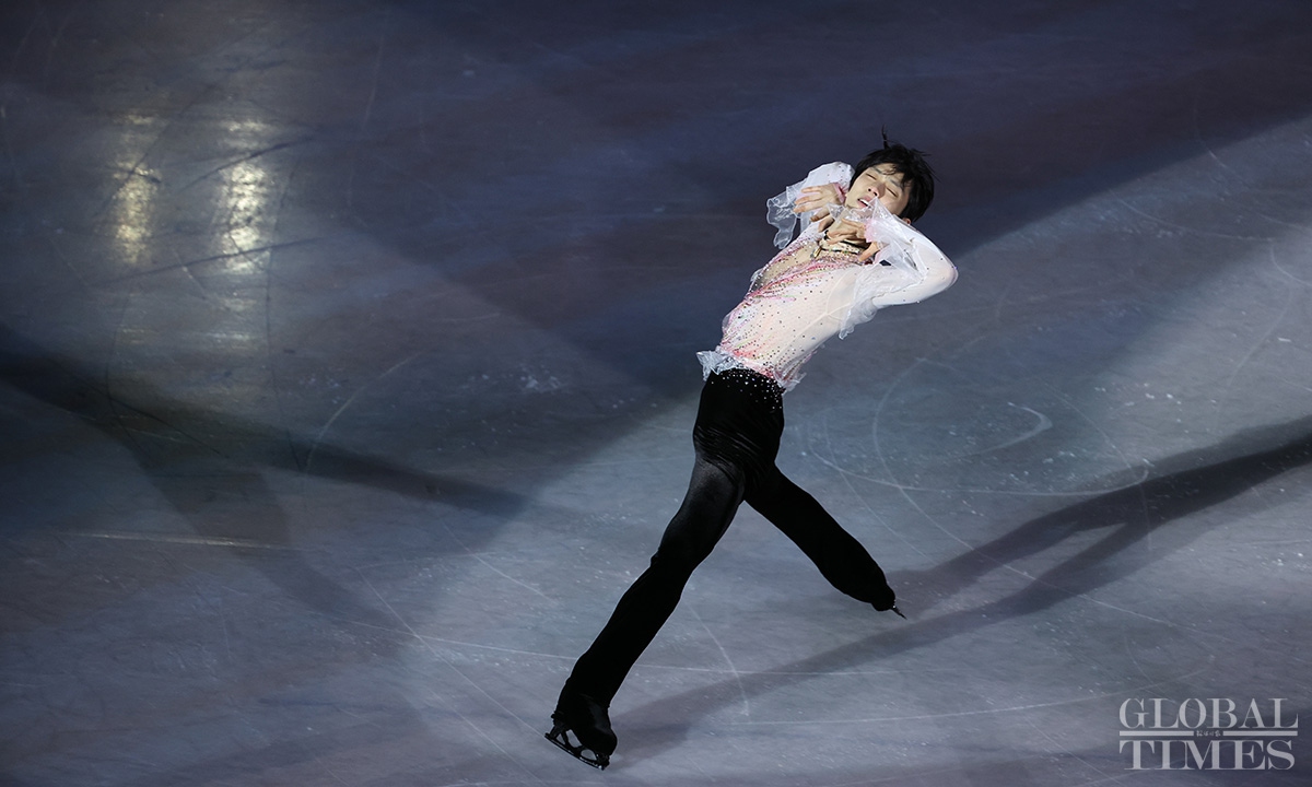 Japanese Ice Prince #YuzuruHanyu kissed the ice rink at the Capital Indoor Stadium as he bid farewell to the Beijing 2022 Winter Olympics during his performance at Sunday's Figure Skating gala.Photo:Li Hao/GT