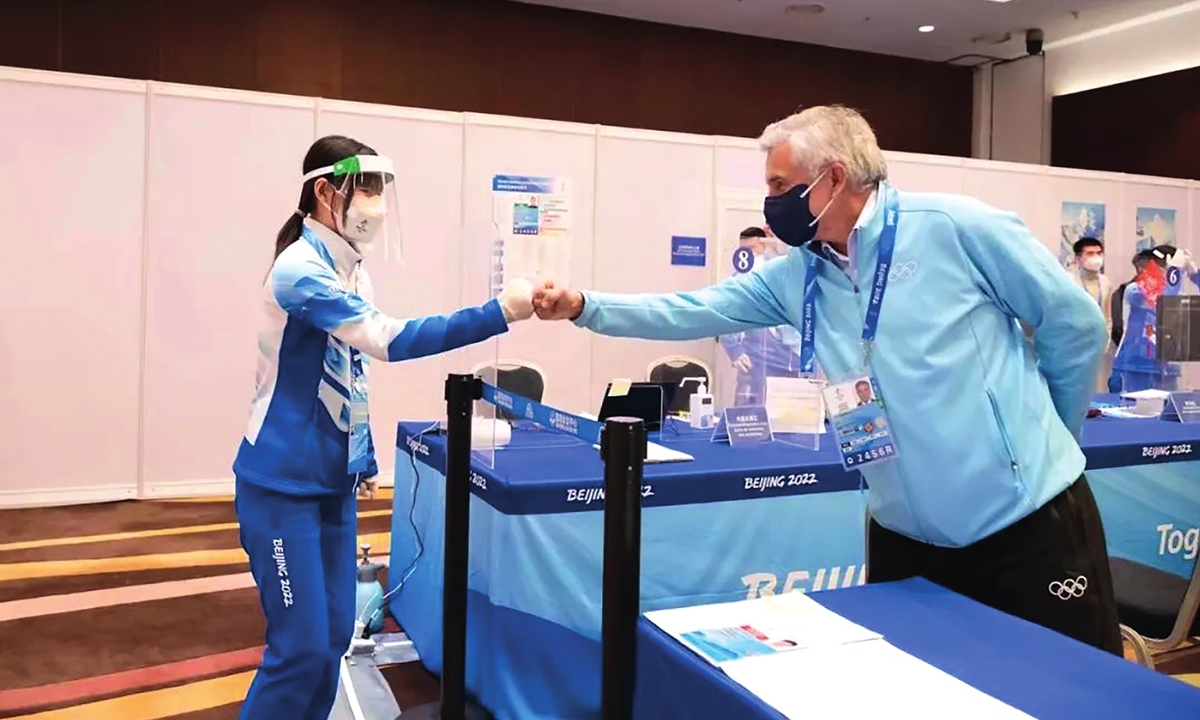 Photo: Juan Antonio Samaranch Jr , the newly elected Vice President of the International Olympic Committee (IOC) and chairman of the IOC Coordination Commission for Beijing 2022,celebrates a volunteer's birthday. Photo: WeChat Official Account of China University of Geosciences (Beijing)