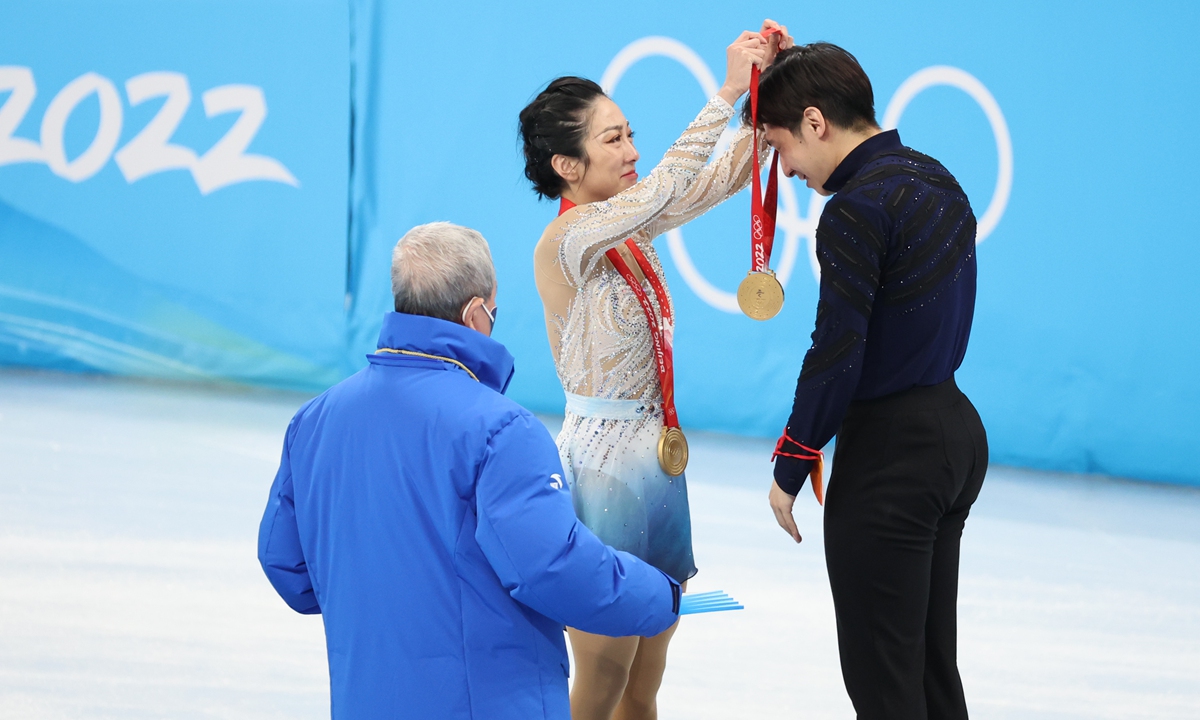 Sui Wenjing puts the gold medal around the neck of Han Cong on February 19, 2022. Photo: Li Hao/Global Times