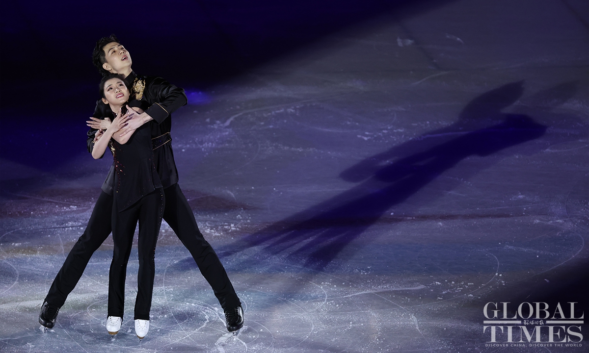 Chinese ice dancers Wang Shiyue and Liu Xinyu delivered a passionate performance with the patriotic song 