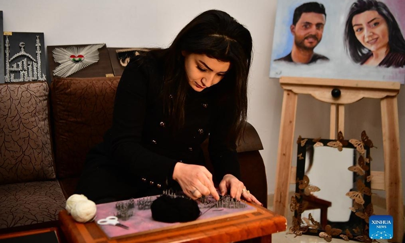 Rahaf Sharani, an art teacher and a designer, shows her pin and thread art works in Sweida city, Syria, on Jan. 23, 2022.Photo：Xinhua