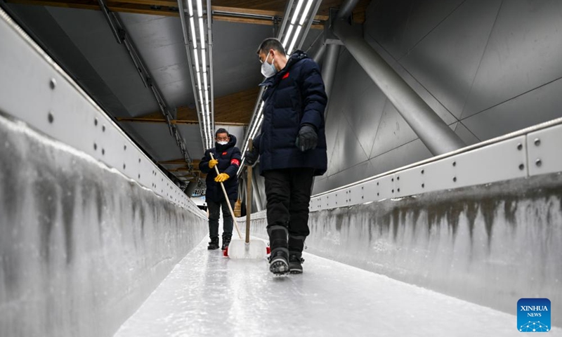 Ice makers maintain the track at the National Sliding Centre in Yanqing District, Beijing, capital of China, Feb. 14, 2022.Photo：Xinhua