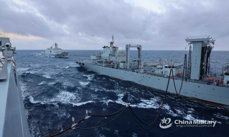 The comprehensive supply ship Honghu (Hull 906) provides fuel to the amphibious dock landing ship Qilianshan (Hull 985) during an alongside replenishment-at-sea operation in waters of the South China Sea. They are attached to a landing ship flotilla with the navy under the PLA Southern Theater Command. (eng.chinamil.com.cn/Photo by Qiao Chenxi)