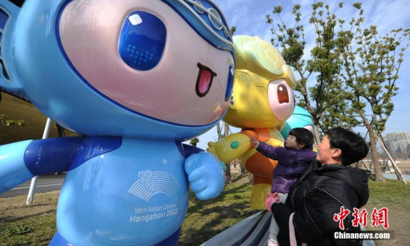 Photo taken on Feb.21, 2022 shows citizens celebrate the 200-day countdown to the 19th Asia Games in Hangzhou, capital city of east China's Zhejiang Province. (Photo: China News Service/Wang Gang)